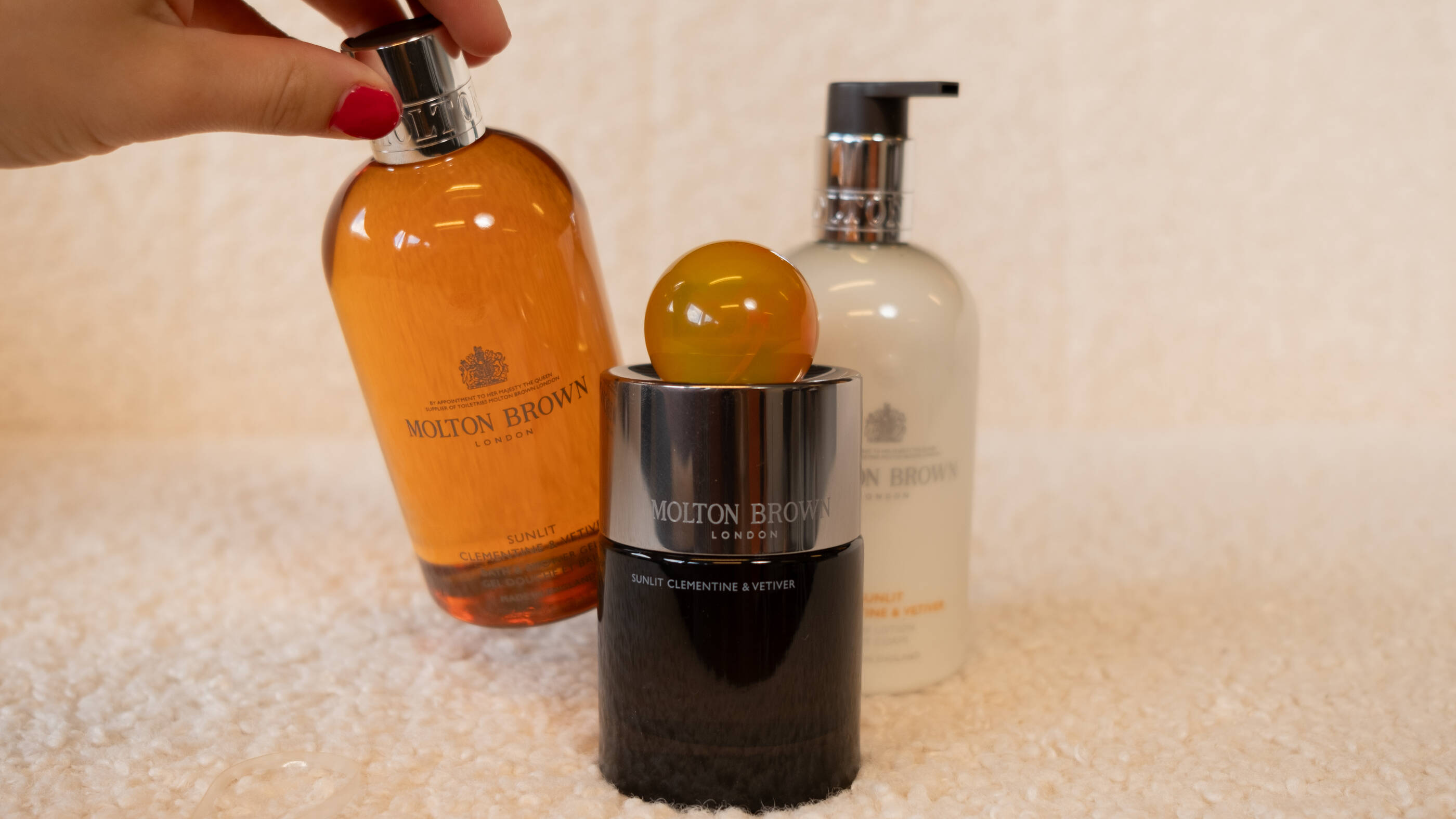 Køb Milk Musk Bath & Shower Gel 300 ml fra Molton Brown - Matas